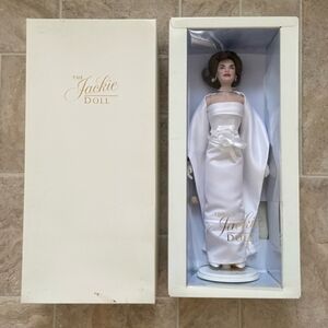 The Franklin Mint Jackie Kennedy doll With 7 Outfits